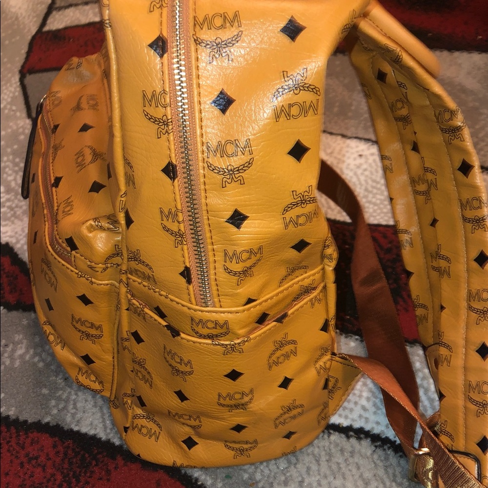 💋 Tan Backpack with Gold Accents🥰 This bag is sooo AWESOME - Picture 8 of 16